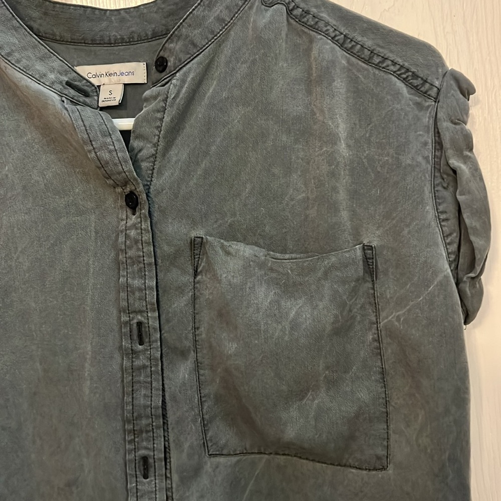 Gray Sleeveless Button Down Shirt - image 2